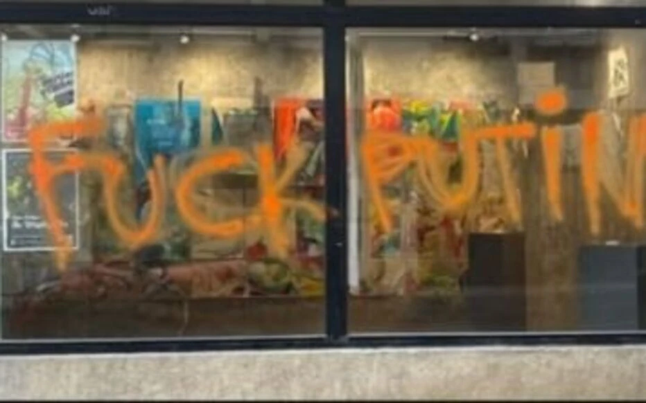 La galerie où travaille la fille présumée du président russe visée par des tags